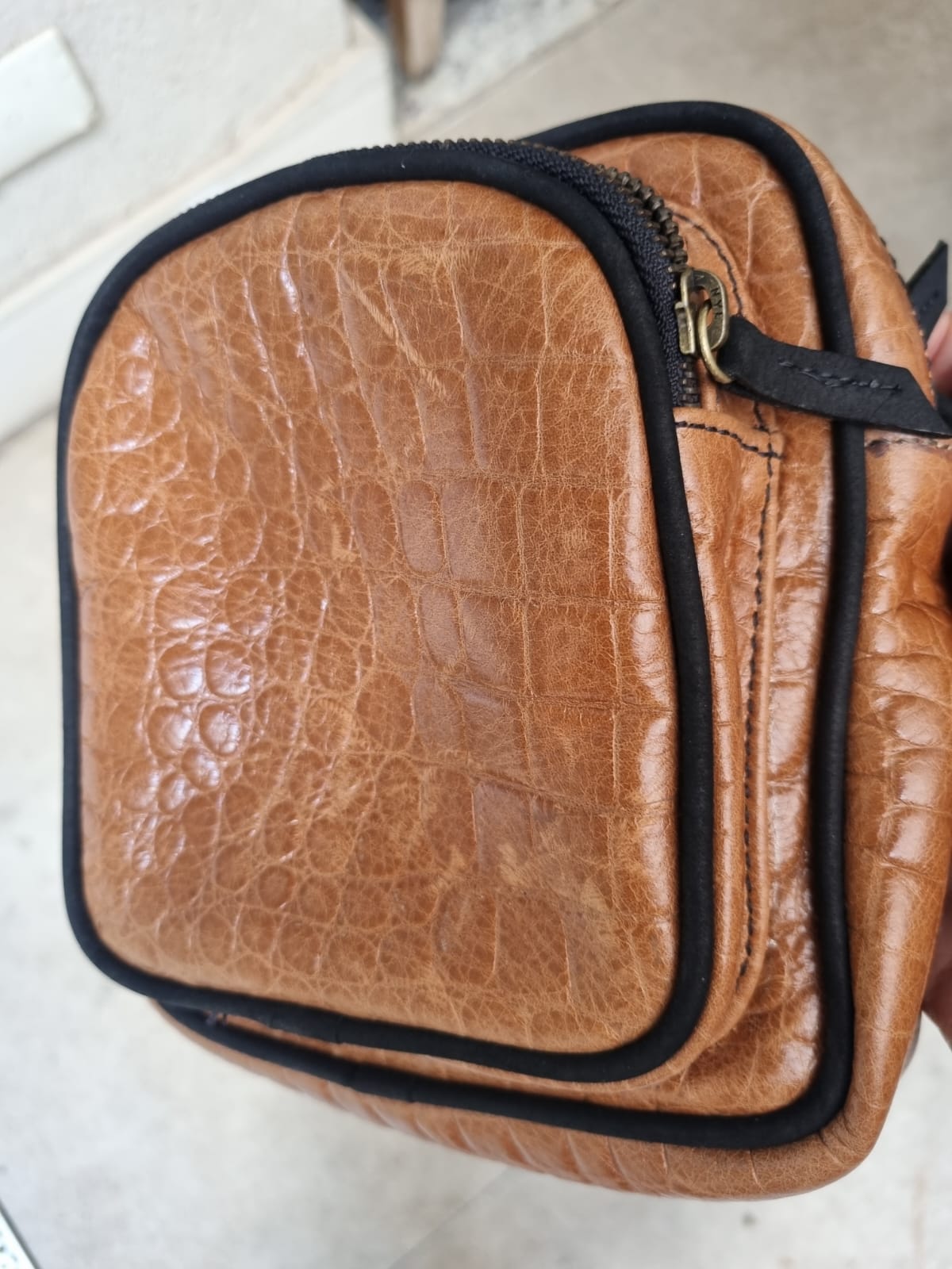 BOLSA TIRACOLO PEQUENA 2 BOLSOS COURO CROCO CARAMELO