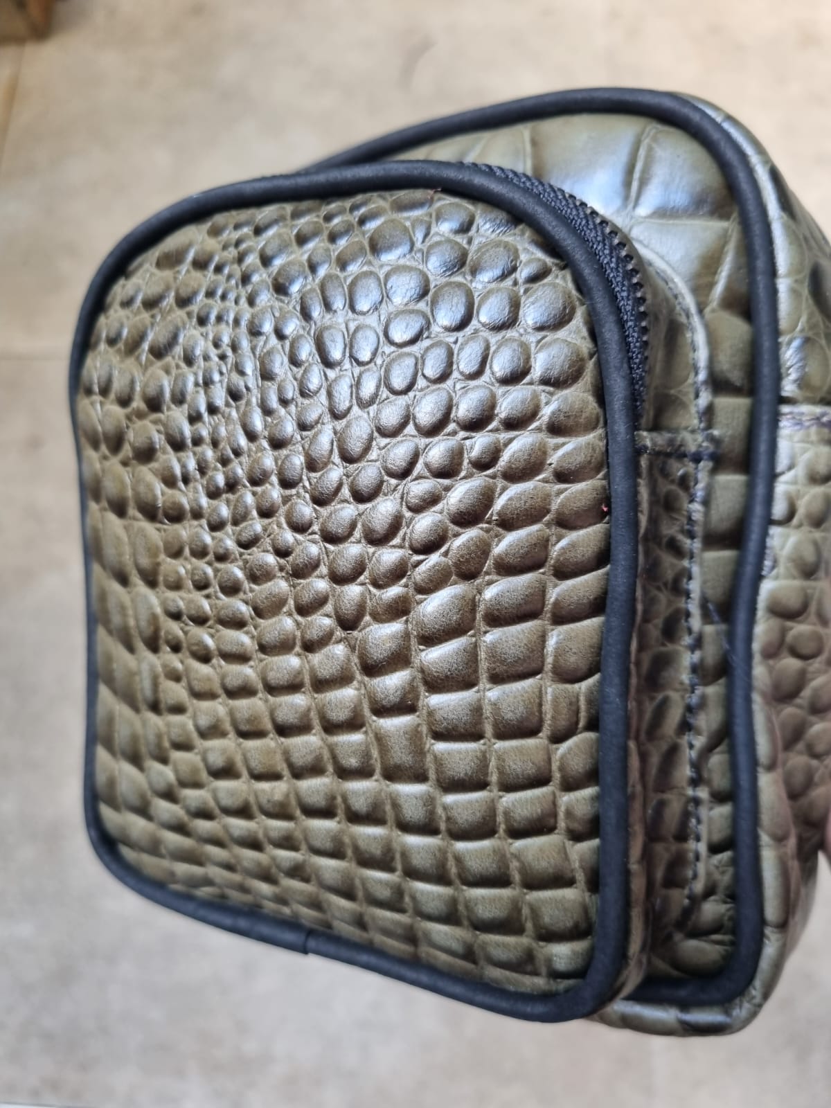 BOLSA TIRACOLO PEQUENA 2 BOLSOS COURO CROCO VERDE MILITAR