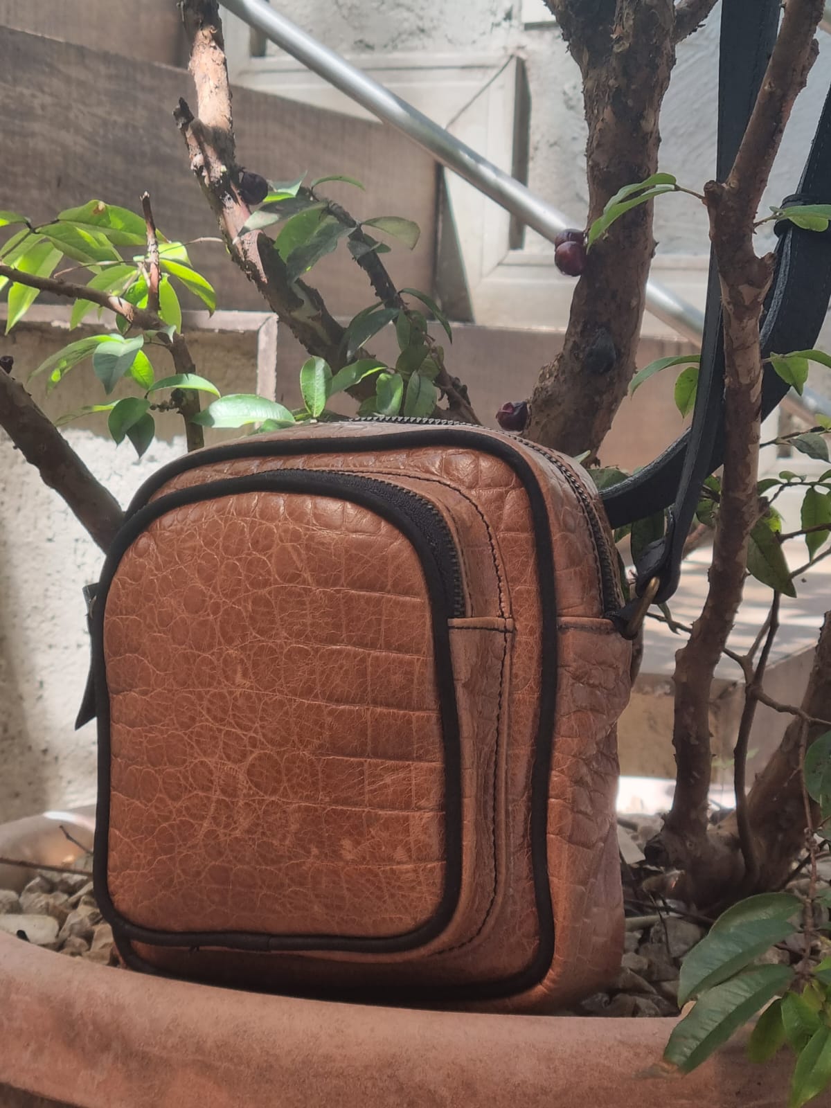 BOLSA TIRACOLO PEQUENA 2 BOLSOS COURO CROCO CARAMELO