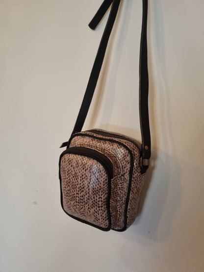 BOLSA TIRACOLO PEQUENA 2 BOLSOS COURO ROSÊ COBRA